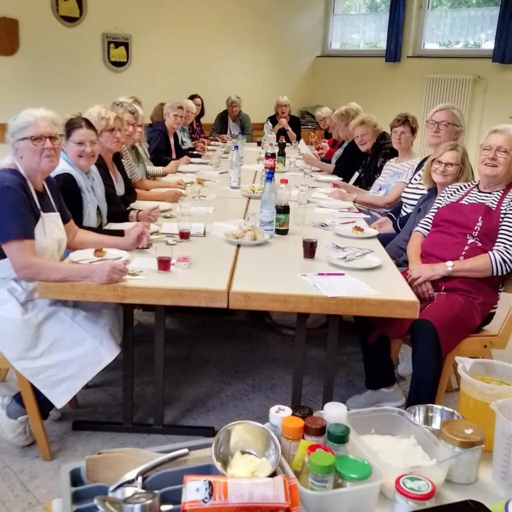 Große Runde Landfrauen genießen die kulinarische Entdeckungsreise durch Italien