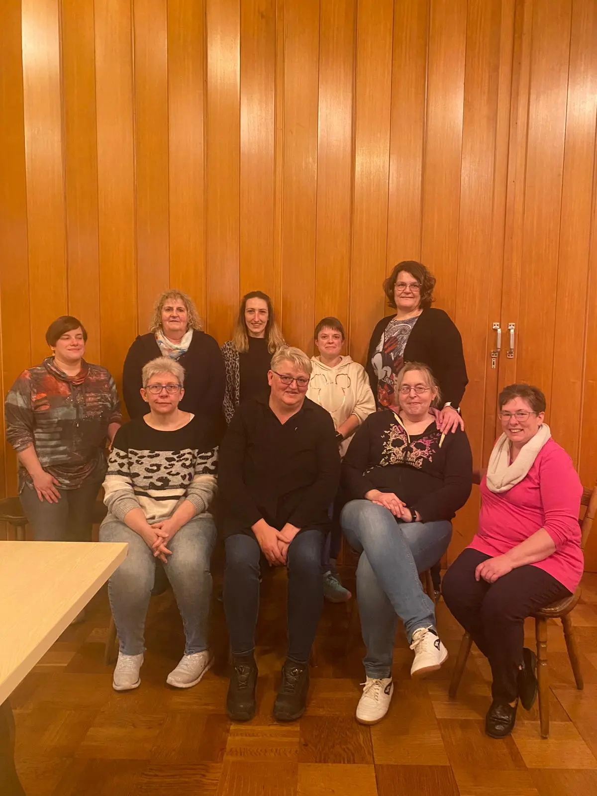 Das Bild zeigt die Vorstandschaft 1. Reihe von links Carmen Roschel, Heidi Gaulke, Laura Breiling, Kerstin Burgard. Monika Heinz 2. Reihe von links: Sabine Rothhaar, Vera Thoretz, Stephanie Fuhrmann, Heike Bissbort