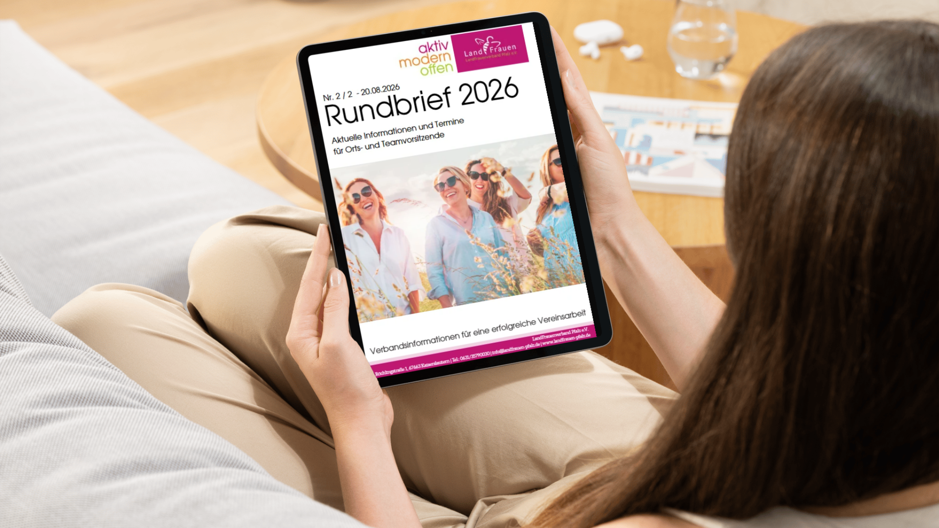 Rundbrief 2 2026_Frau auf Couch mit Tablet
