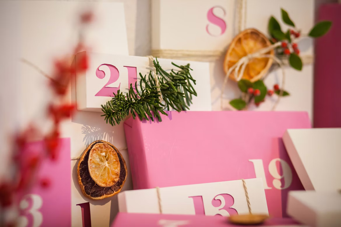 Pinkfarbener Adventskalender, kleine Päckchen